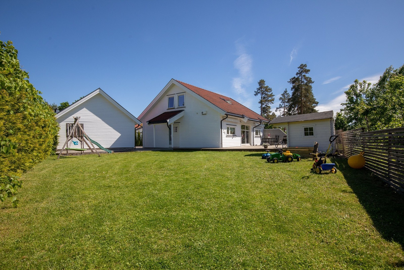Flat og praltisk hage Galleribilde