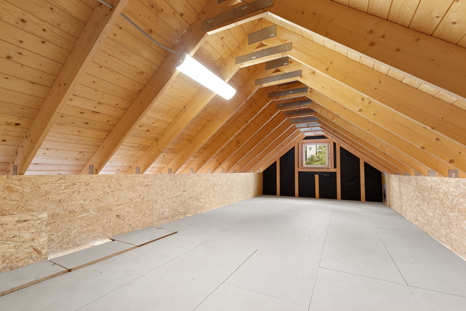 Stort lagringsloft over dobbel garasje Galleribilde