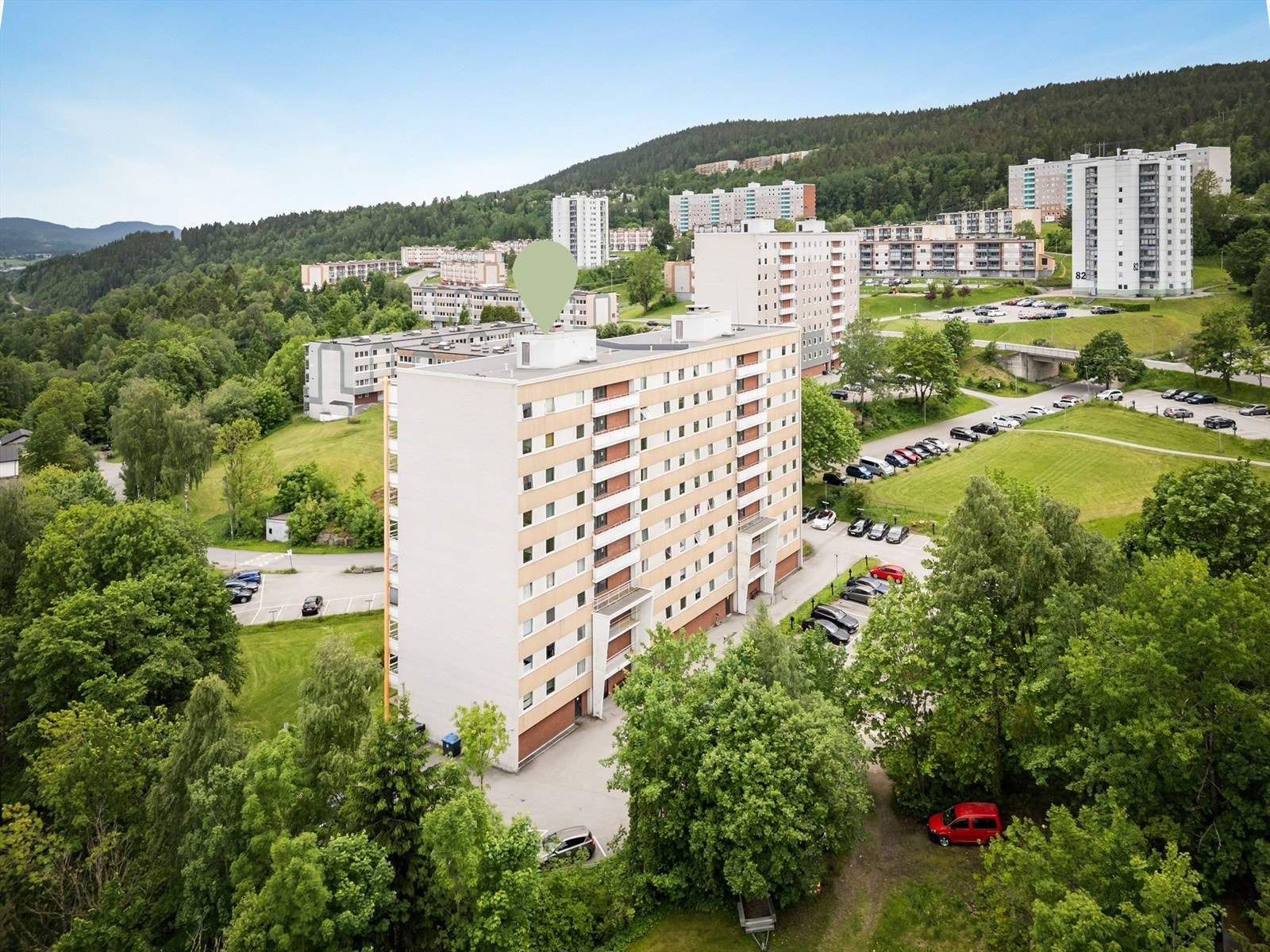 Beliggende i et område med etablert blokkbebyggelse, denne leiligheten er i en høyblokk. Galleribilde