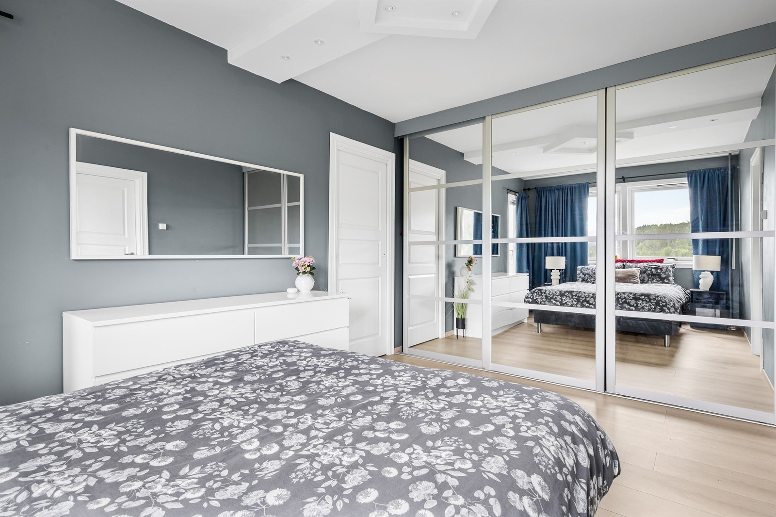 Hovedsoverommet har en romslig plassbygget skyvedørsgarderobe med speilfronter og egen utgang til balkong. Galleribilde