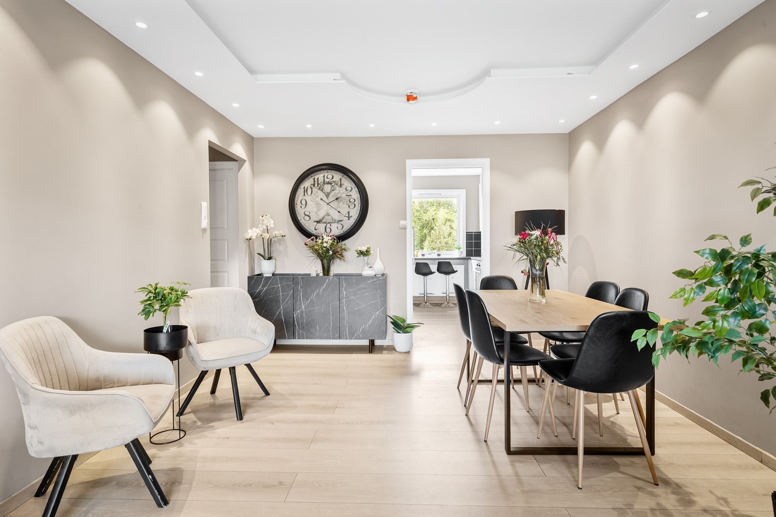 Downlights i takkasse gir en jevn og behagelig belysning i oppholdsrommet. Galleribilde