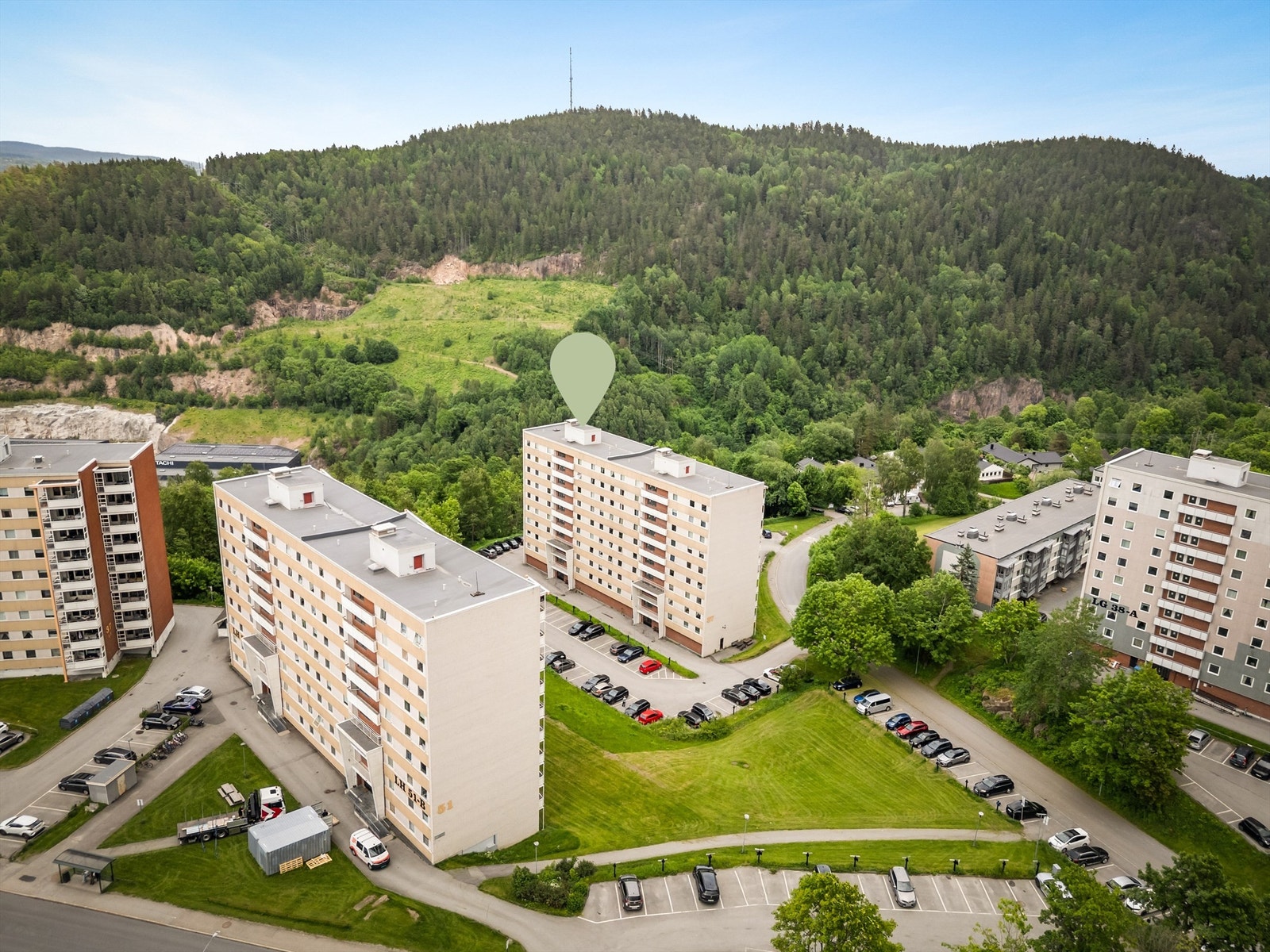 Umiddelbar nærhet til bussholdeplass med gode forbindelser til Drammen sentrum. Galleribilde