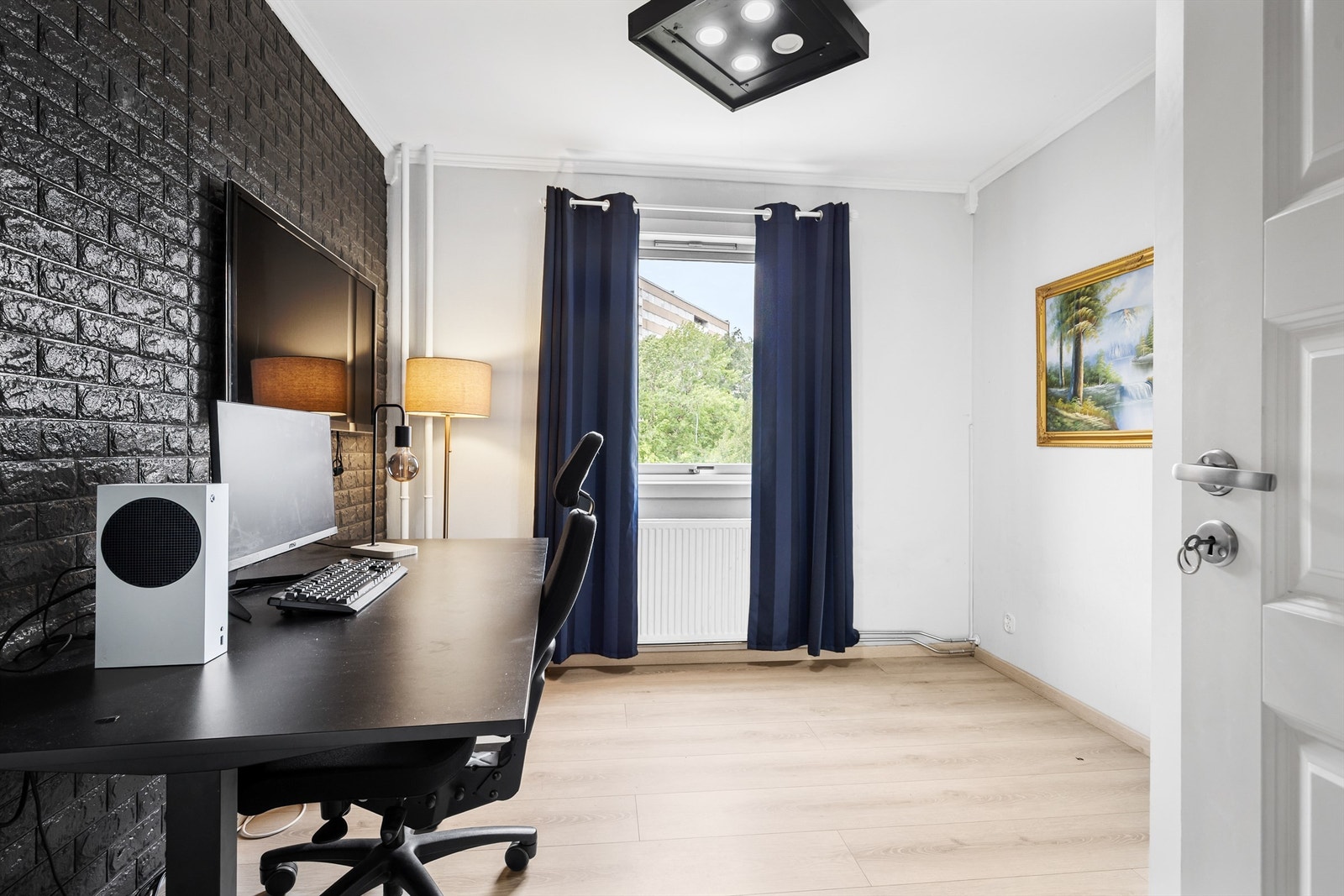 Det fjerde soverommet er i dag innredet som kontor, og viser fleksibiliteten i planløsningen. Galleribilde