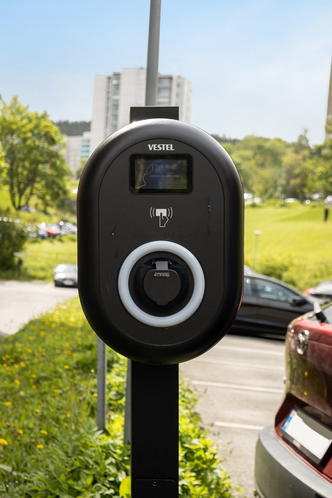 Én parkeringsplass tildeles etter søknad (ansiennitetsliste). Det er installert lader for el-bil på borettslagets område. Galleribilde
