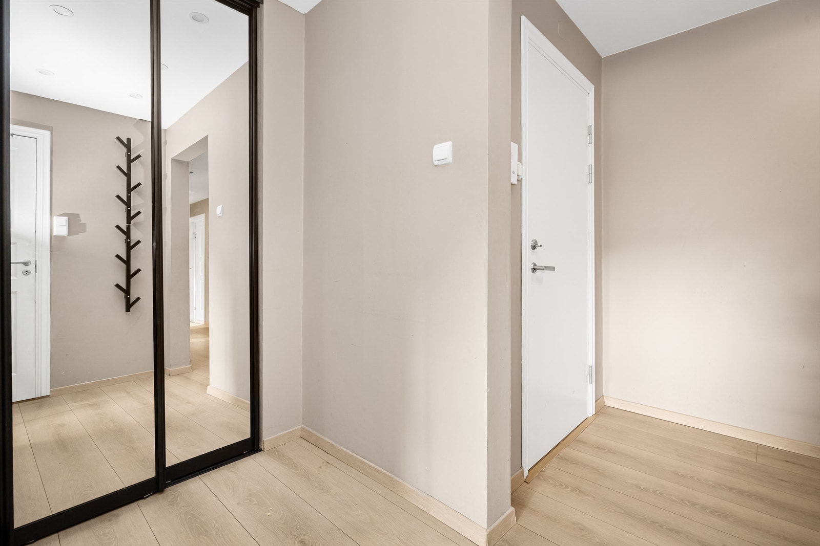 Romslig entré med skyvedørsgarderobe. Galleribilde