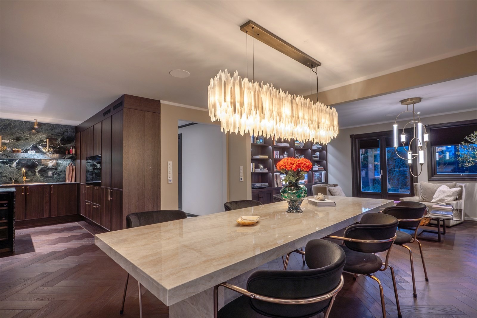 Spisestuen har god plass til et større spisebord og fremstår som både elegant og innbydende. Galleribilde