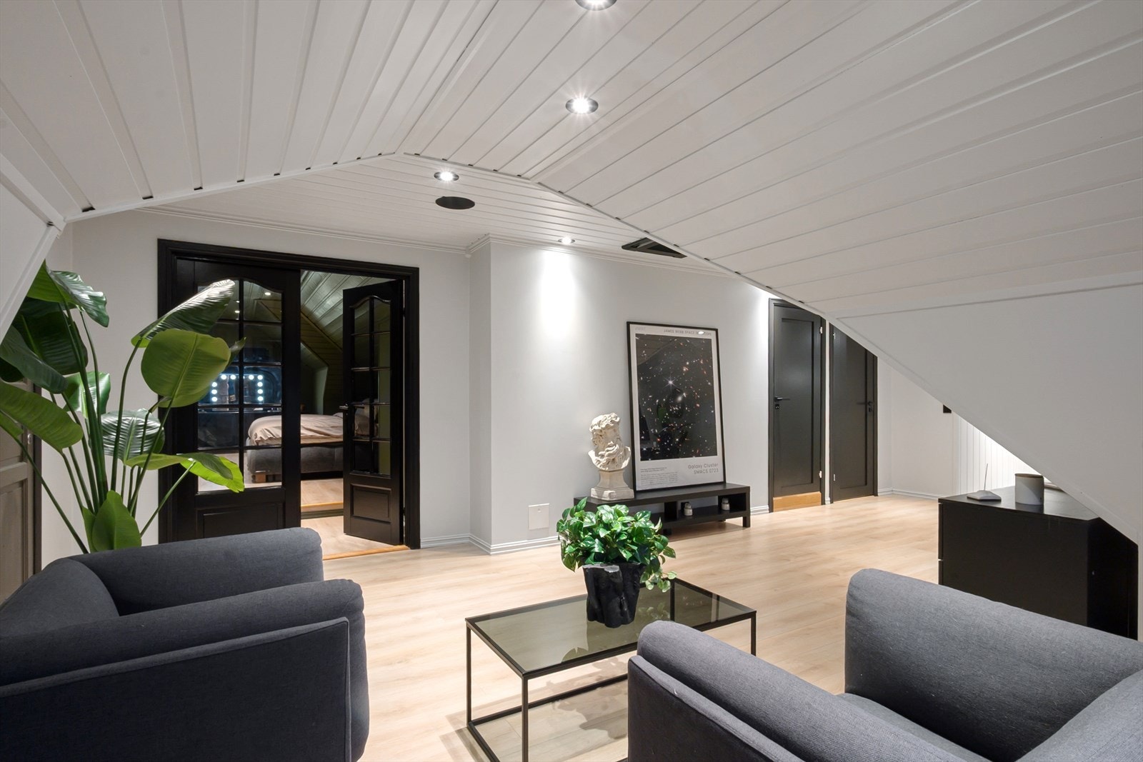 Loftet er innredet som et lyst og åpent oppholdsrom med balansert ventilasjon. Galleribilde