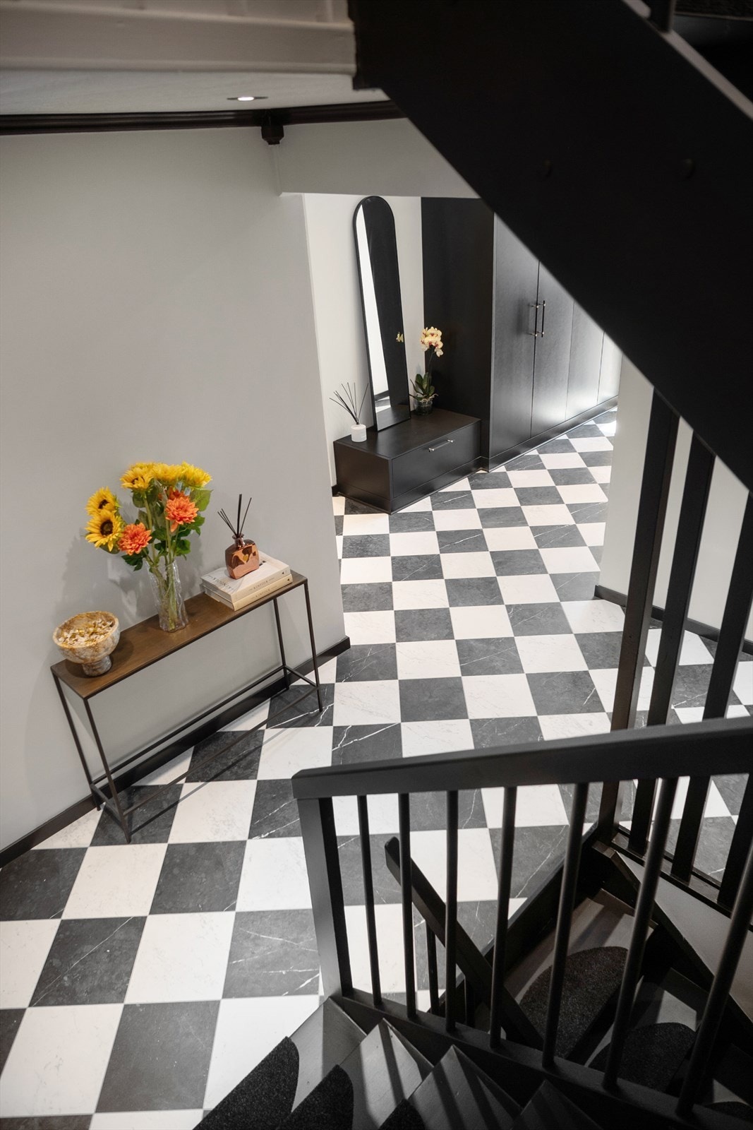 Tretrappen med åpne opptrinn binder etasjene sammen på en elegant måte. Galleribilde