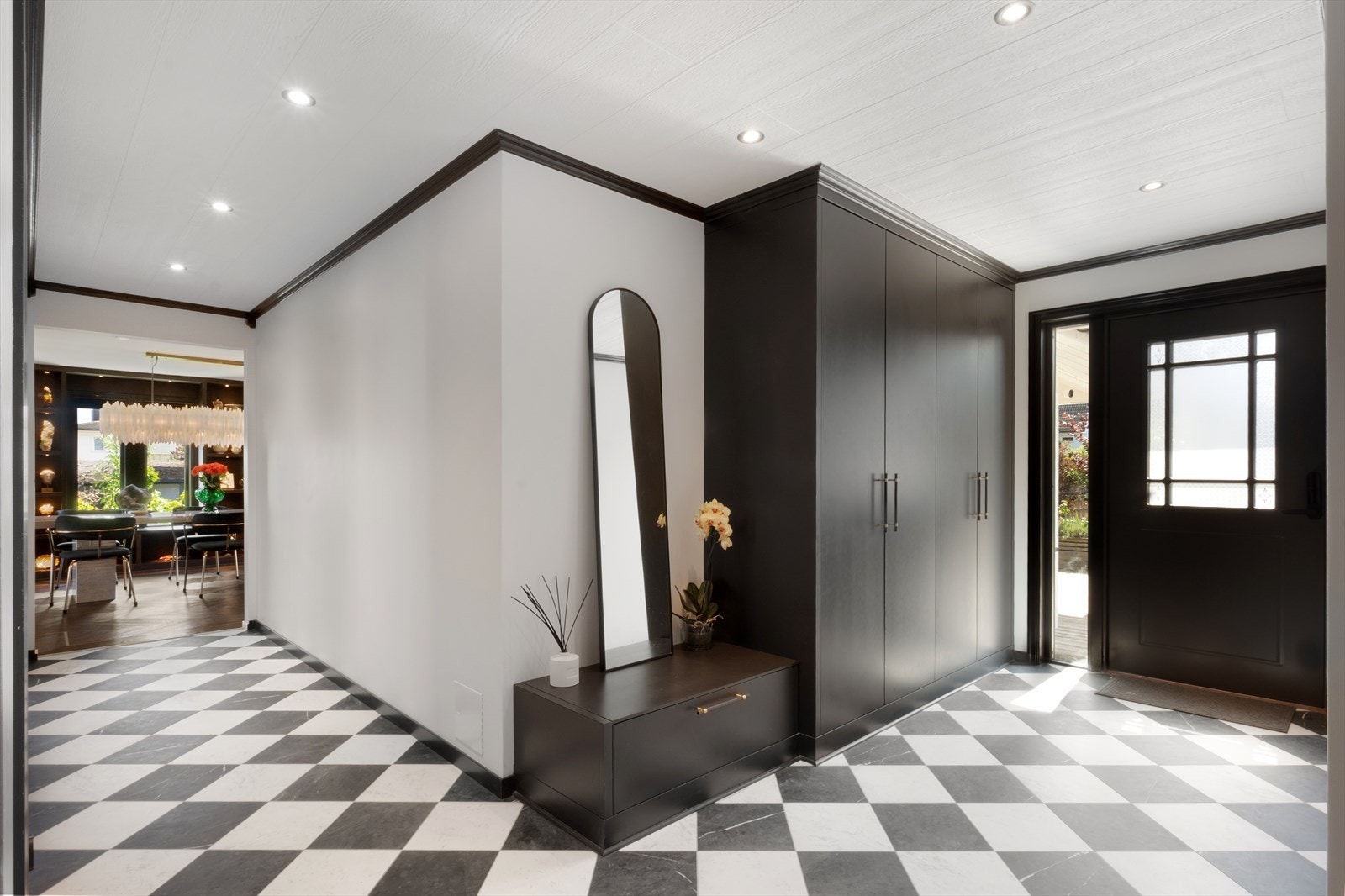Innenfor møter man en lys og romslig hall med flislagt gulv, downlights og gode oppbevaringsmuligheter i plassbygd garderobeløsning. Galleribilde