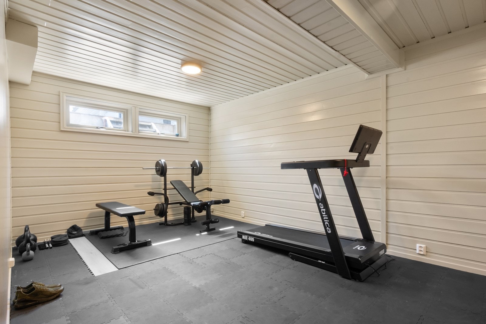 Underetasjen byr på både trimrom og hobbyrom, som gir gode muligheter for trening, kreative aktiviteter eller annen hobbyvirksomhet. Galleribilde