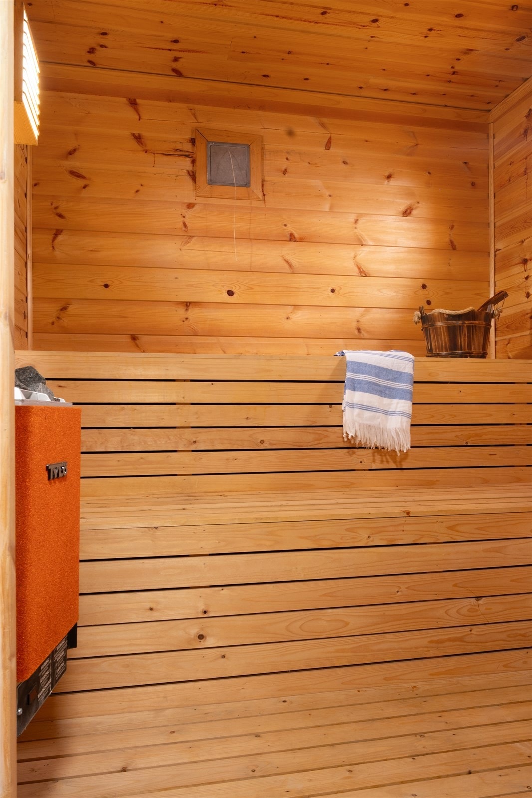 I tilknytning til badet finner man en plassbygget badstue utført i treverk med vegger og himling i furupanel. Badstuen skaper en egen velværeavdeling i boligen og gir gode muligheter for avslapning året rundt. Galleribilde