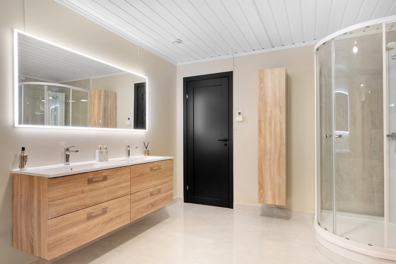 Badet i underetasjen ble oppgradert i 2026 og fremstår med moderne overflater og innredning. Galleribilde