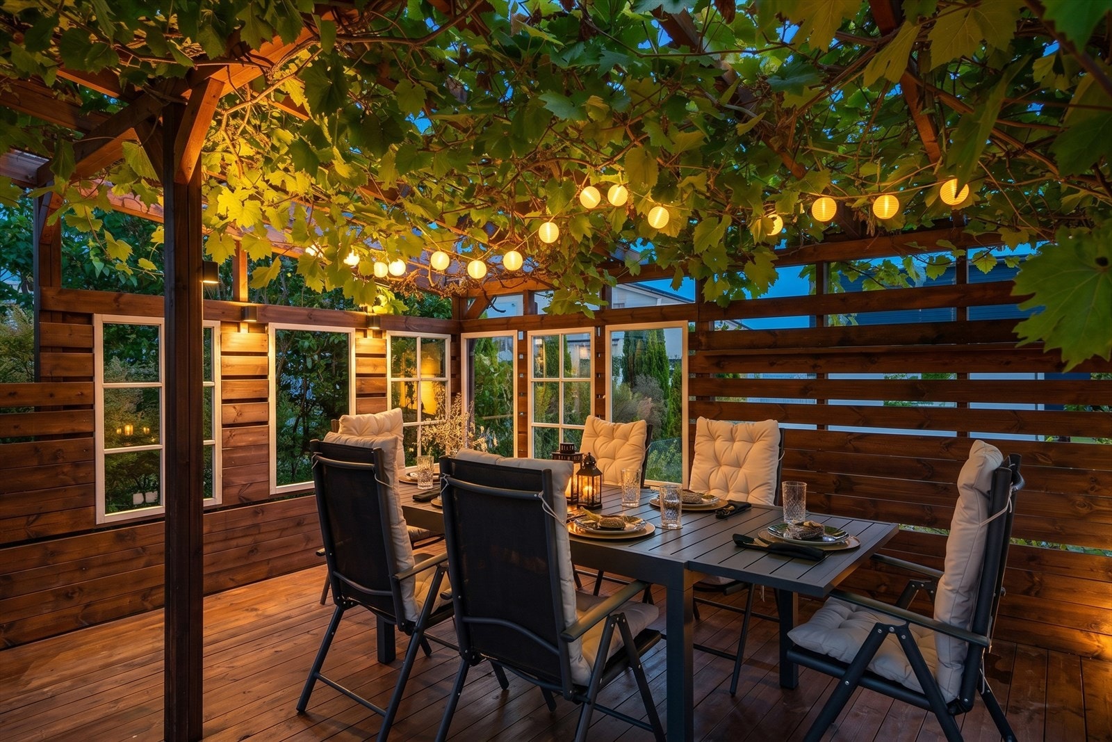 Uteområdet er skjermet og pent opparbeidet med pergola, beplantning og god plass til både spisegruppe og loungeområde. Gode solforhold gjennom dagen gjør dette til et attraktivt samlingssted for familie og gjester. Galleribilde