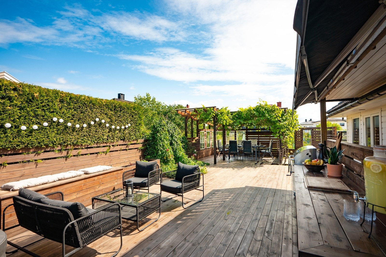Uteplassen er skjermet og privat, med pergola som gir en lun atmosfære. Galleribilde