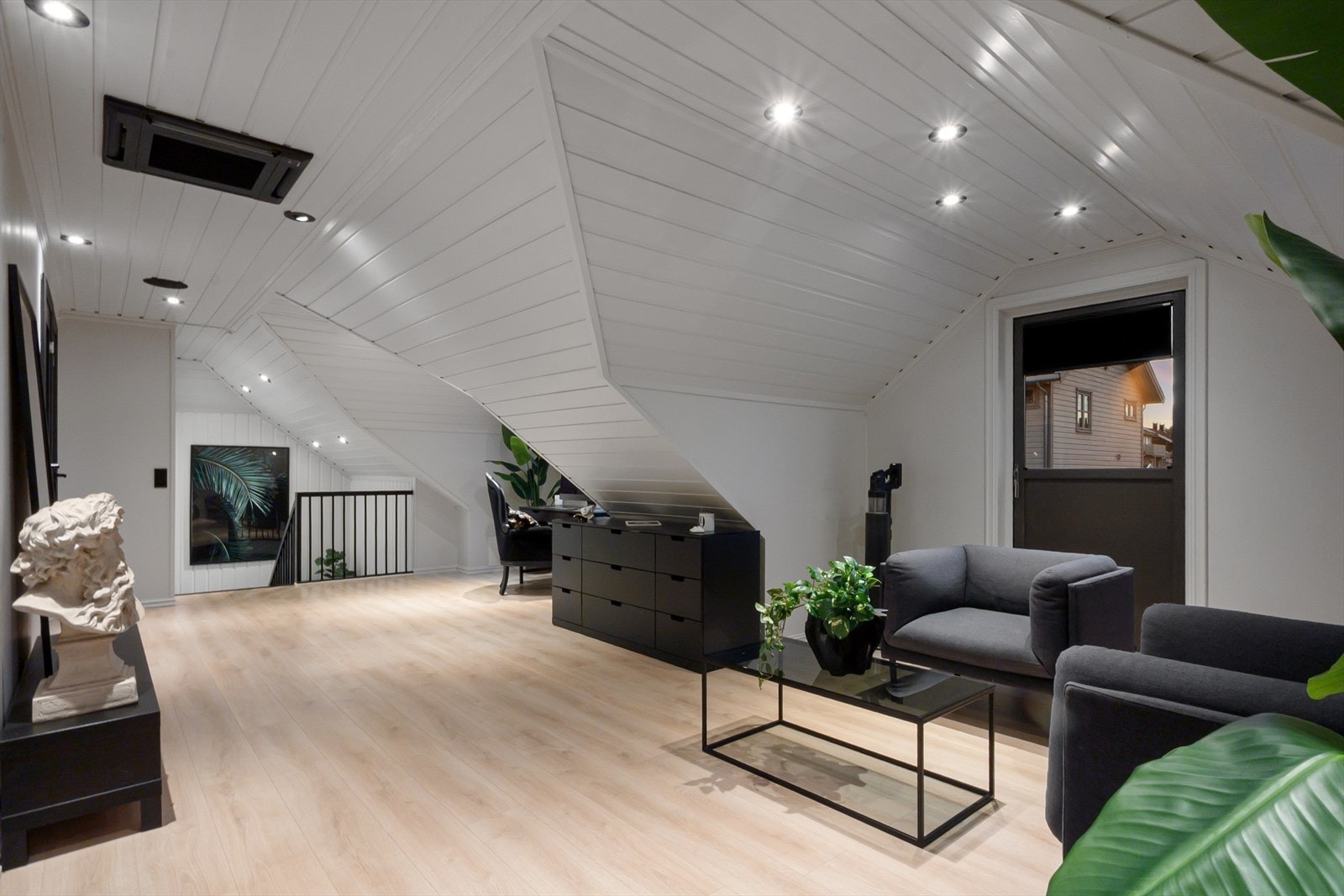 Loftstuen er et fleksibelt rom som kan brukes som en ekstra TV-stue, kontor eller lekeareal. Galleribilde