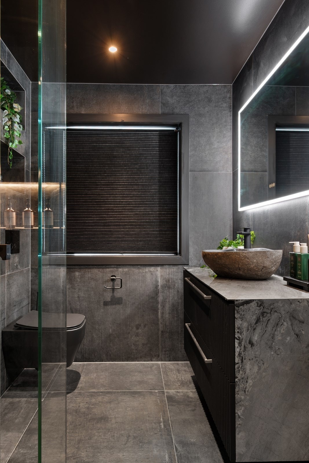Badet i første etasje ble oppgradert i 2025 og holder en moderne standard med flislagte overflater, vegghengt toalett, servantskap og dusjnisje. Galleribilde