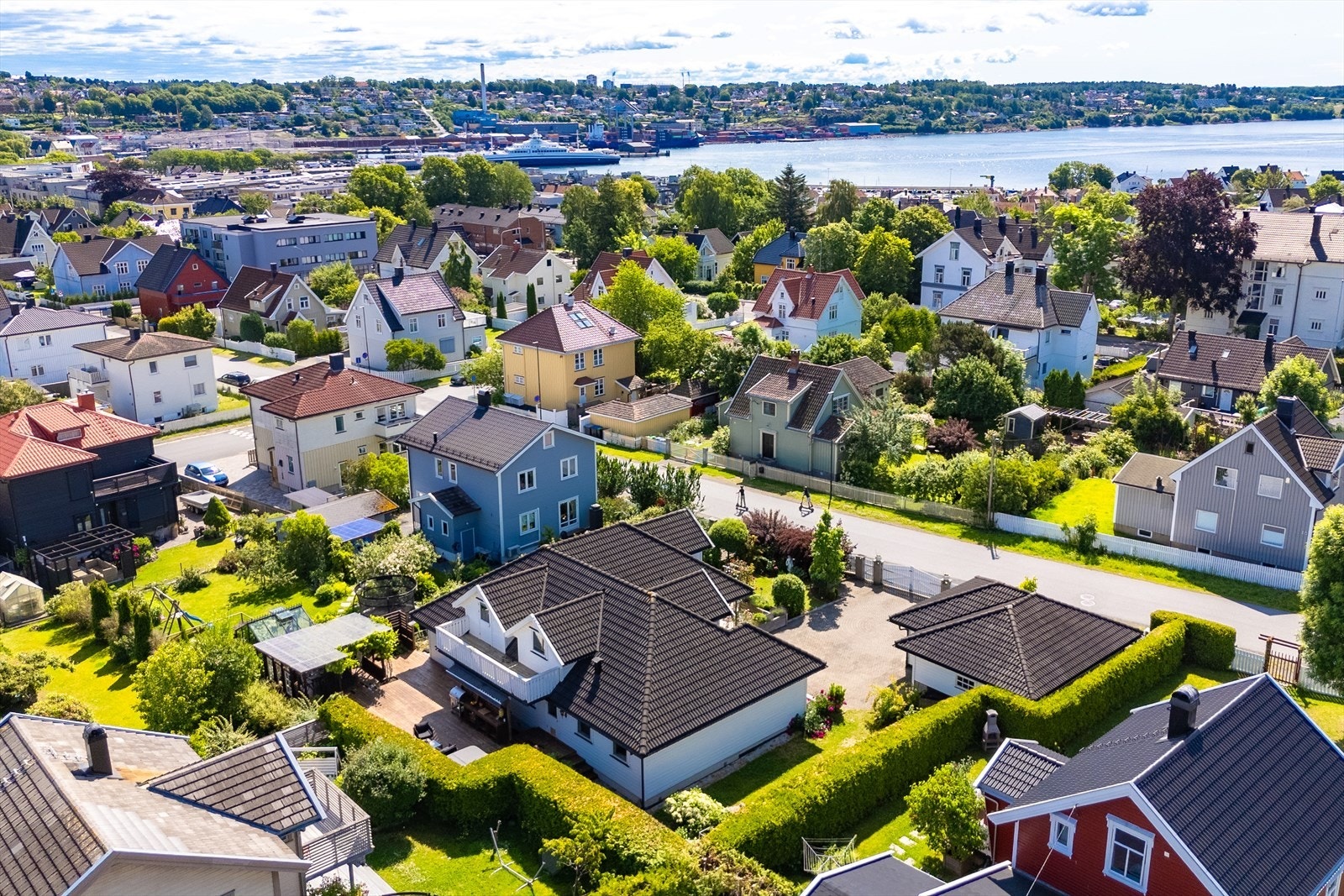 Fra boligen er det kort vei til fjorden, med populære badeplasser som Sølystranda og Sjøbadet. Galleribilde
