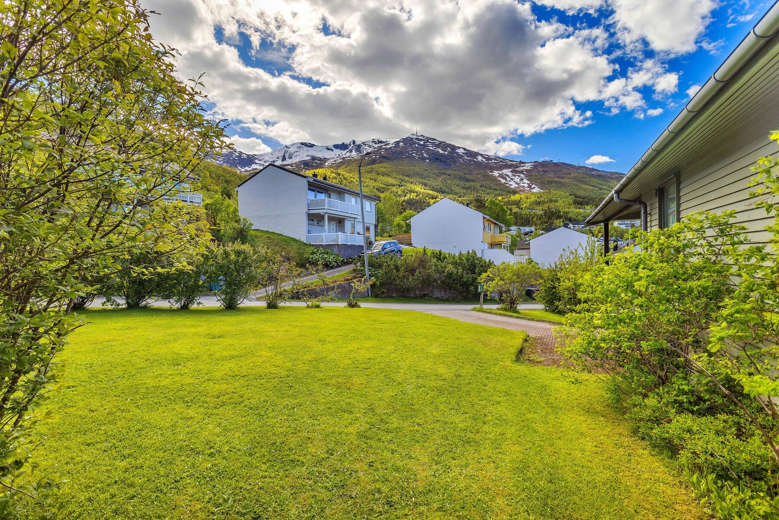 Utsyn fra hagen mot fjellene i området. Galleribilde
