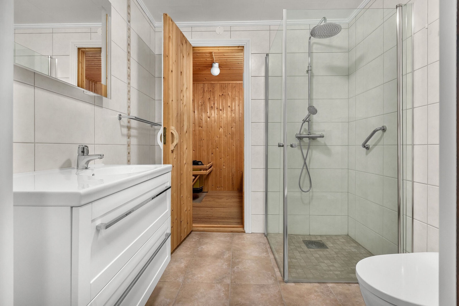 Badet i underetasjen ble rehabilitert i 2013 og har direkte adkomst til badstuen. Galleribilde