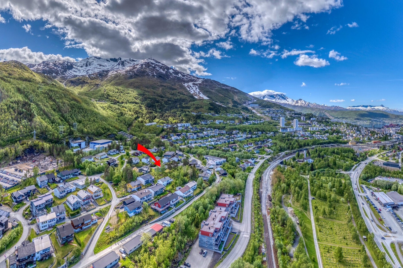Boligen ligger i et område med nærhet til både byens fasiliteter og flotte turområder. Galleribilde