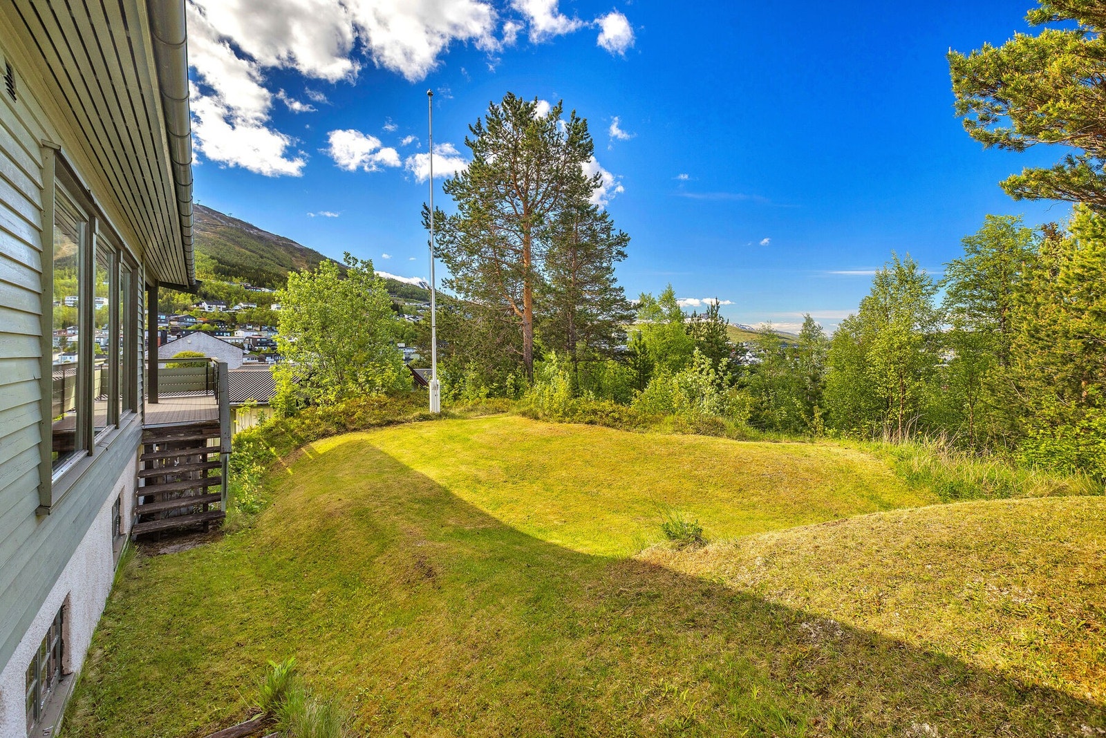 Tomten gir rikelig med uteplass for hele familien. Galleribilde