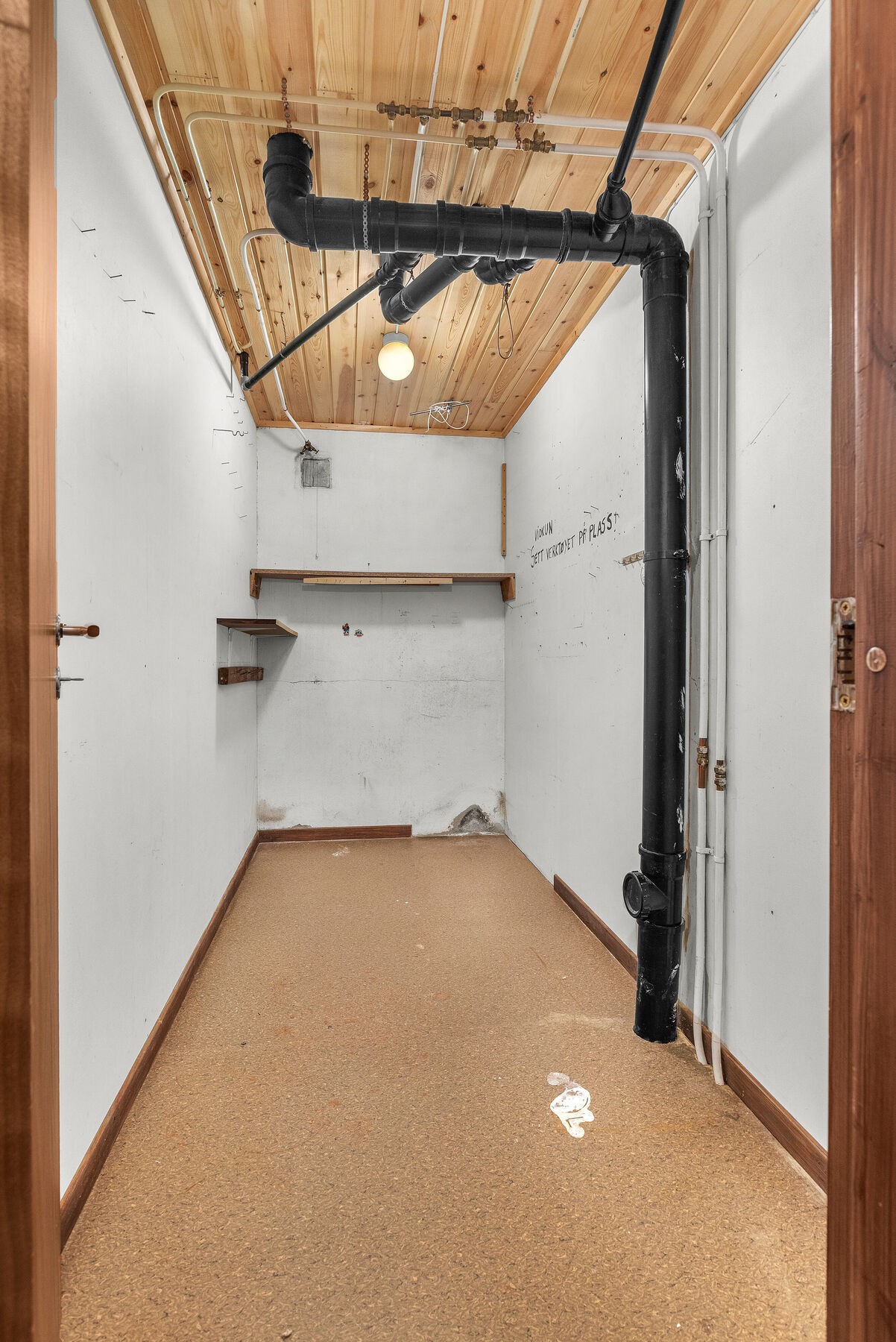 En av de fire bodene i underetasjen. Innvendige vannledninger er av kobber med plastkappe. Galleribilde