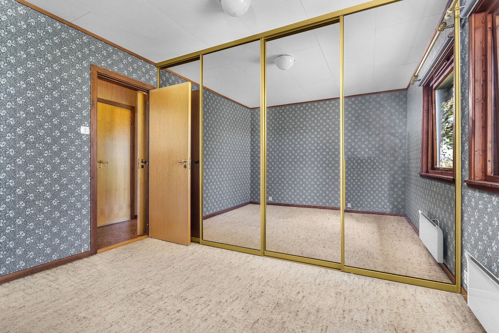 Rommet er utstyrt med en stor skyvedørsgarderobe med speilfronter. Galleribilde