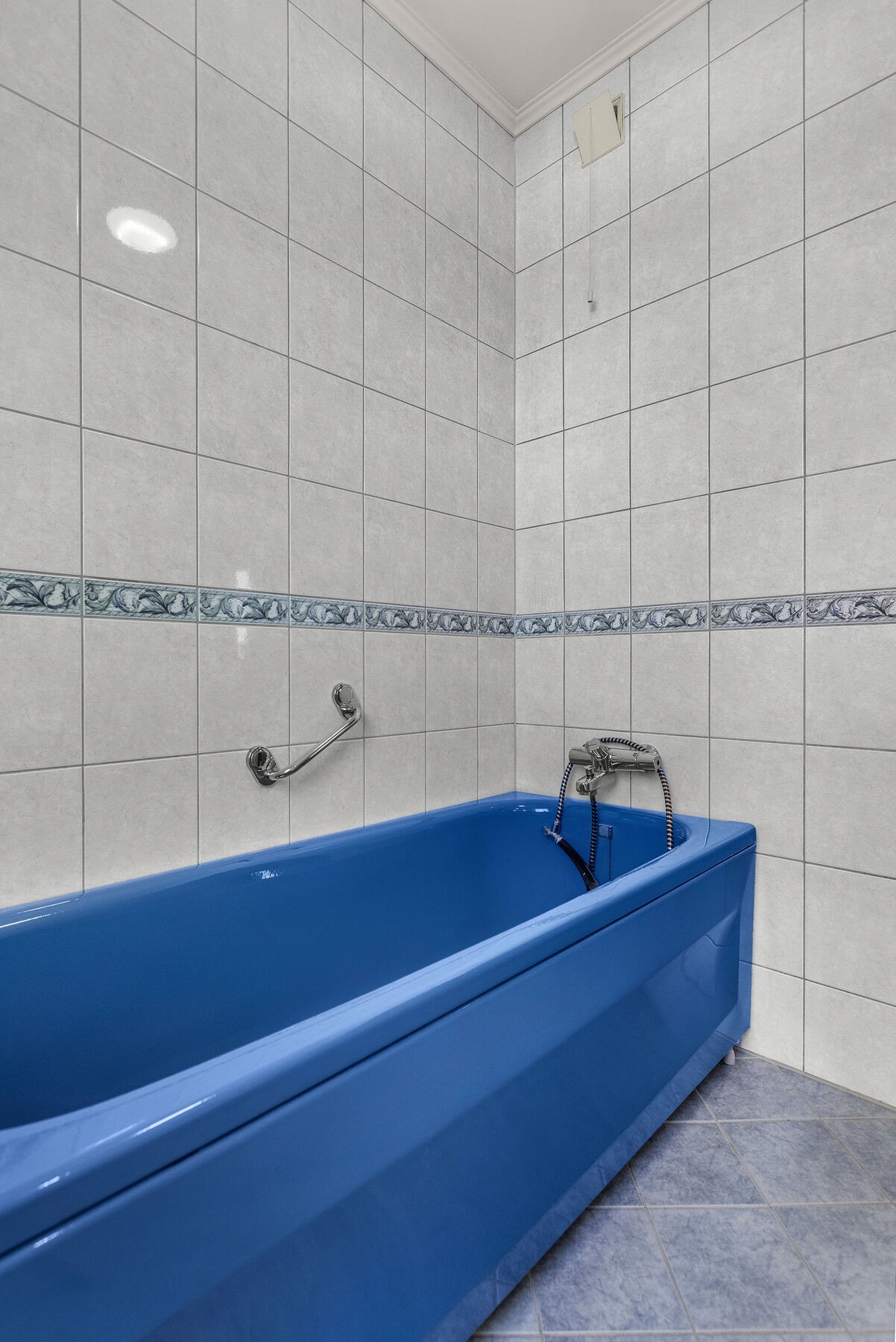 Badet er utstyrt med badekar. Rommet har naturlig ventilasjon. Galleribilde