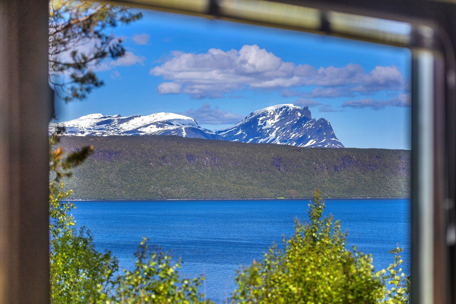 Fra stuevinduene kan man nyte utsikten mot fjorden. Galleribilde