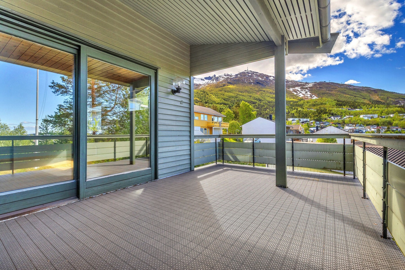 Verandaen er en fin uteplass med god plass til sittegruppe. Galleribilde