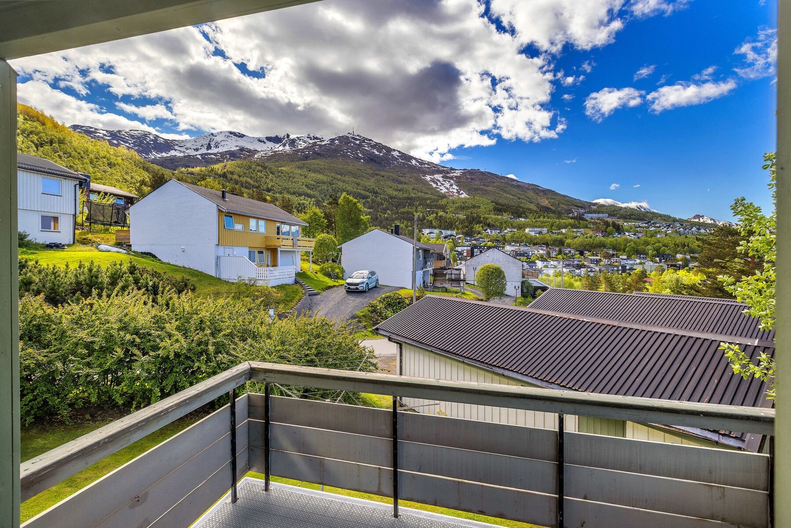 Utsikt fra verandaen mot nabolaget og fjellene rundt Narvik. Galleribilde