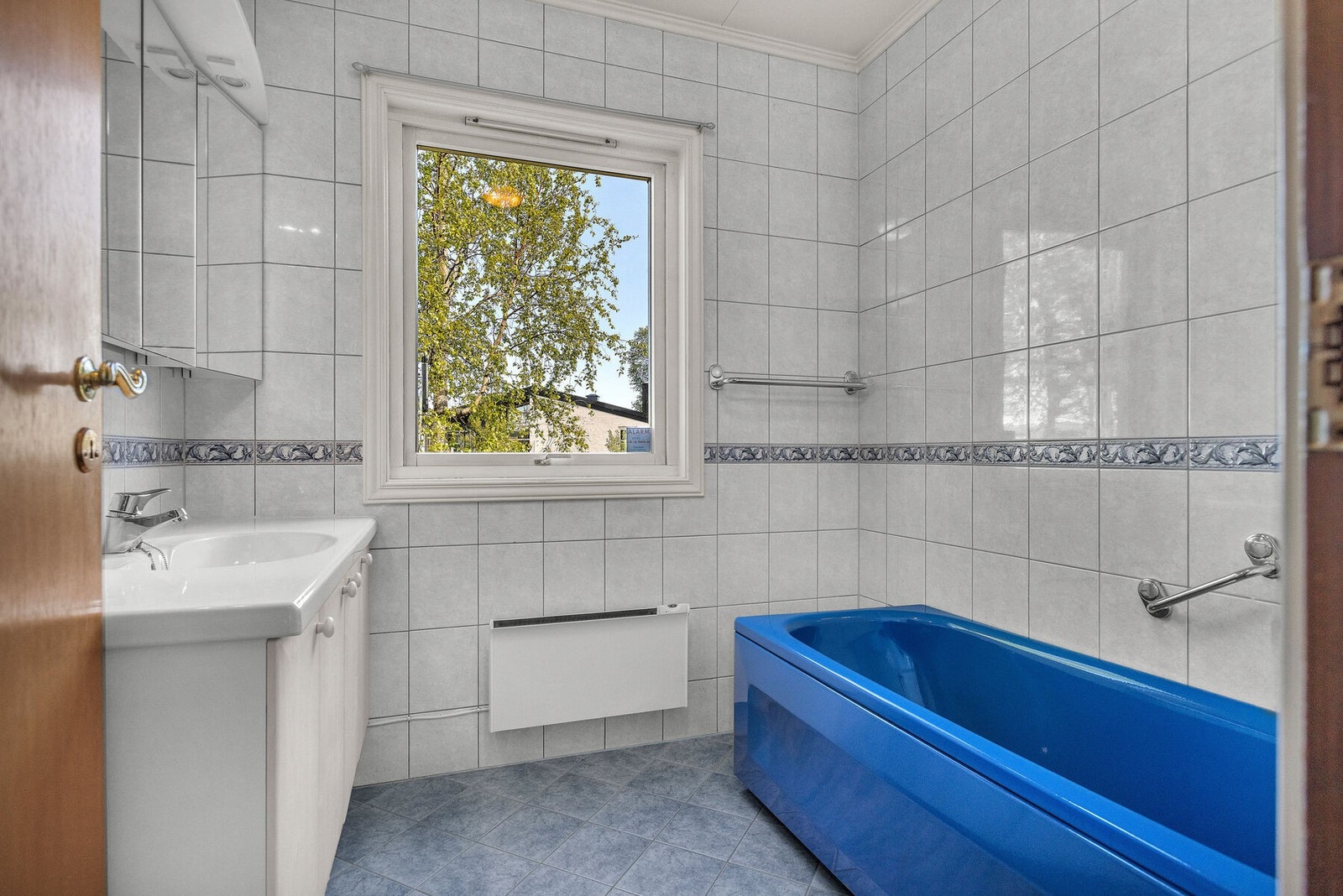 Badet i første etasje har flislagt gulv med elektriske varmekabler og fliser på veggene. Galleribilde
