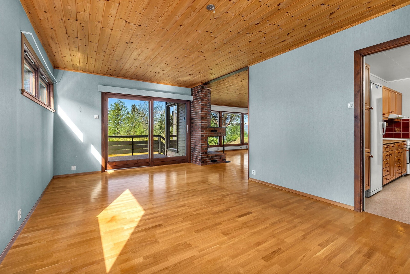 Spisestuen ligger i åpen løsning mot stuen og har direkte utgang til verandaen. Galleribilde
