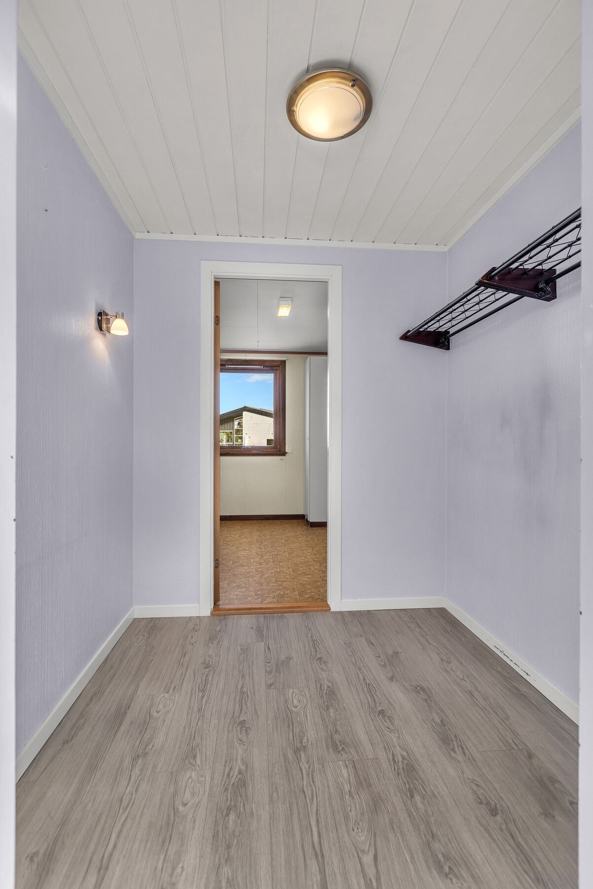 I tilknytning til entréen er det et innredet rom som fungerer som garderobe og bod. Galleribilde