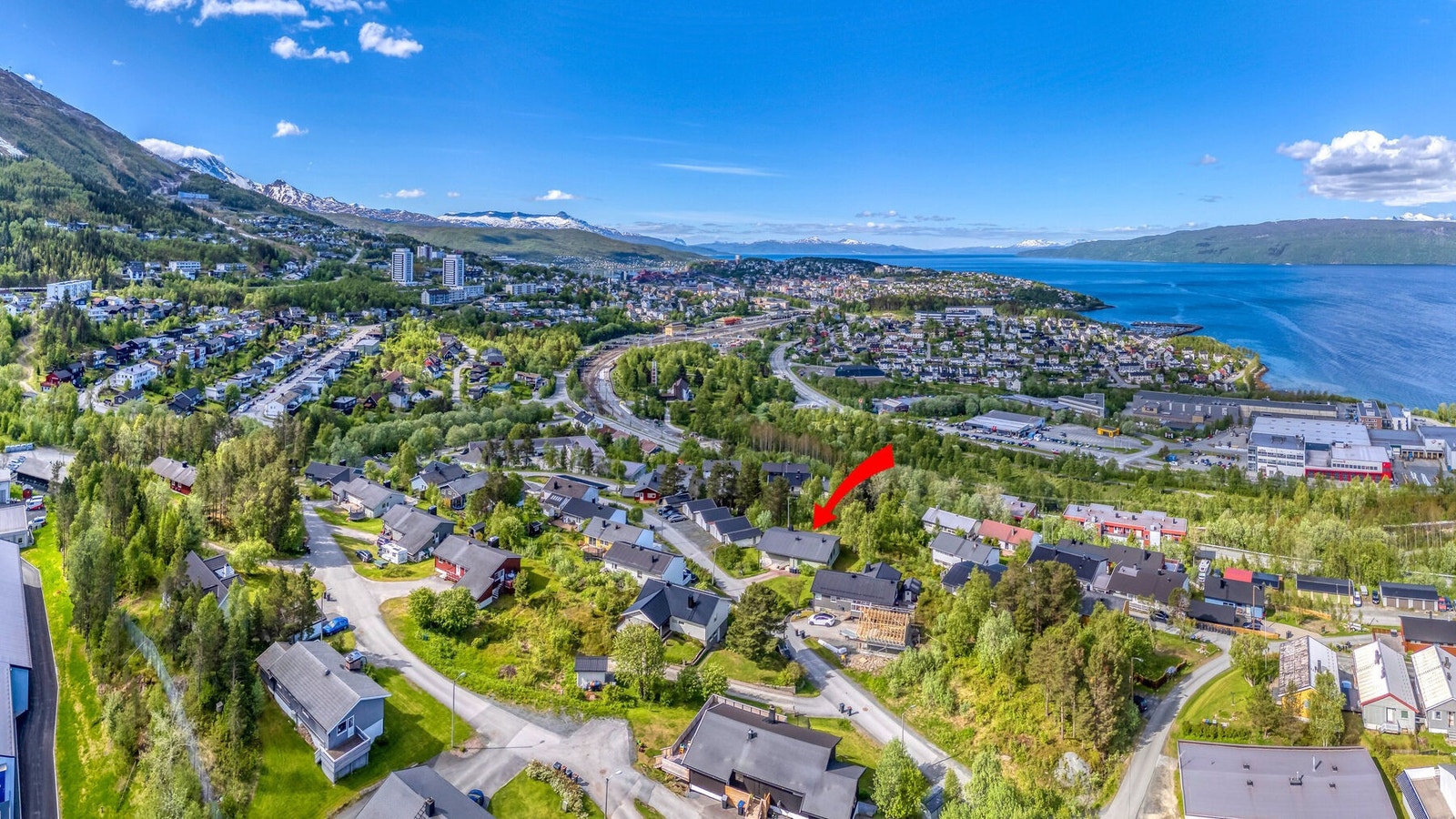 Eiendommen har en sentral beliggenhet i Narvik, med kort vei til sentrum og fjorden. Galleribilde
