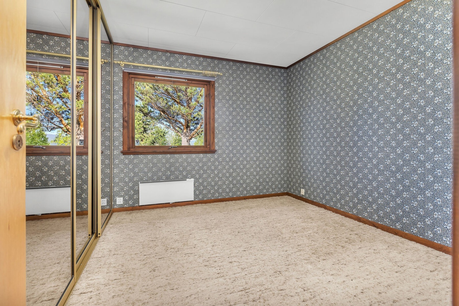 Hovedetasjen har to soverom. Dette rommet har god plass til dobbeltseng og garderobeløsning. Galleribilde