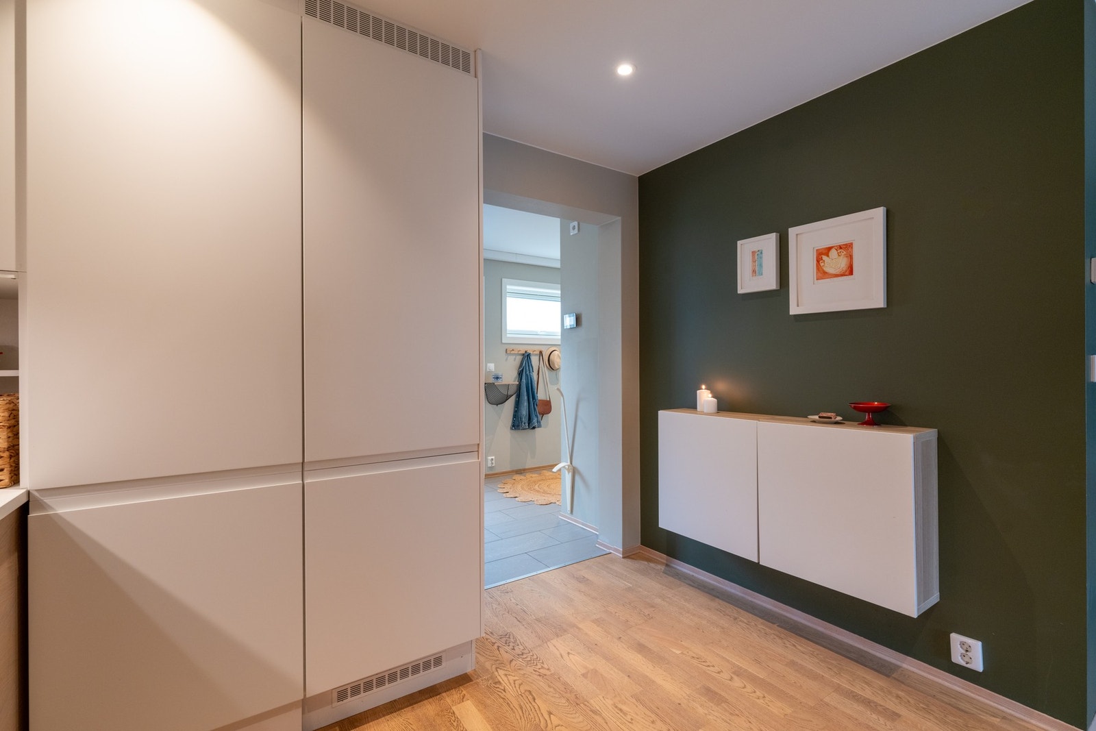 Hele etasjen har vannbåren gulvvarme. Balansert ventilasjon bidrar til et godt inneklima. Galleribilde