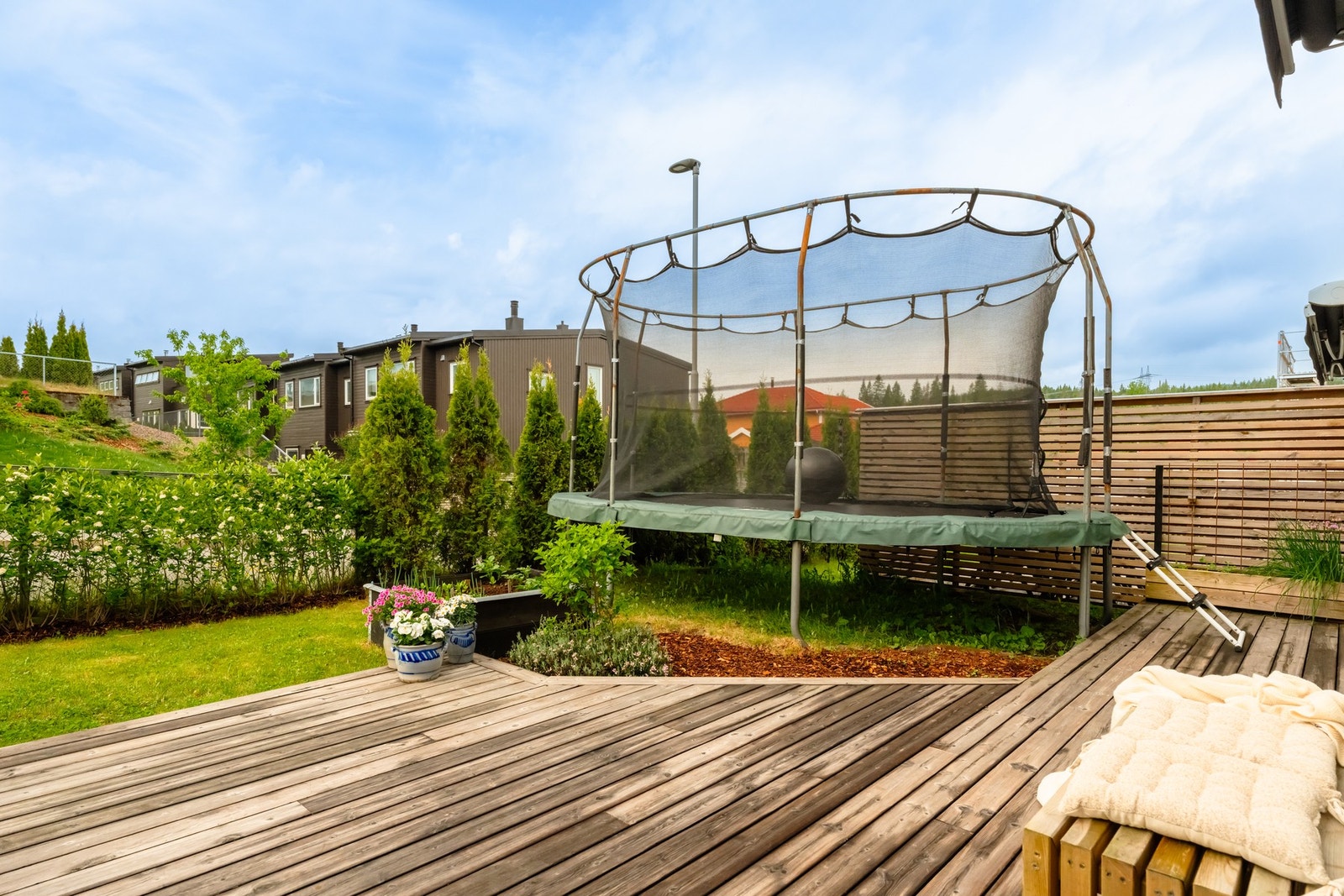 Hagen er frodig og pent opparbeidet med plass til trampoline, solsenger og annet. Galleribilde