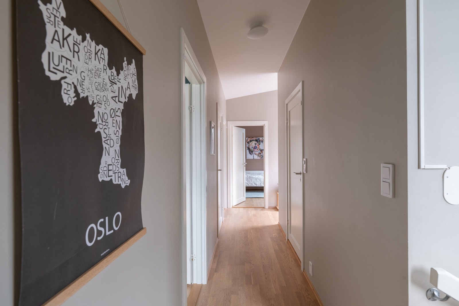 Her finner du de tre soverommene, det andre badet og utgang til takterrassen. Galleribilde