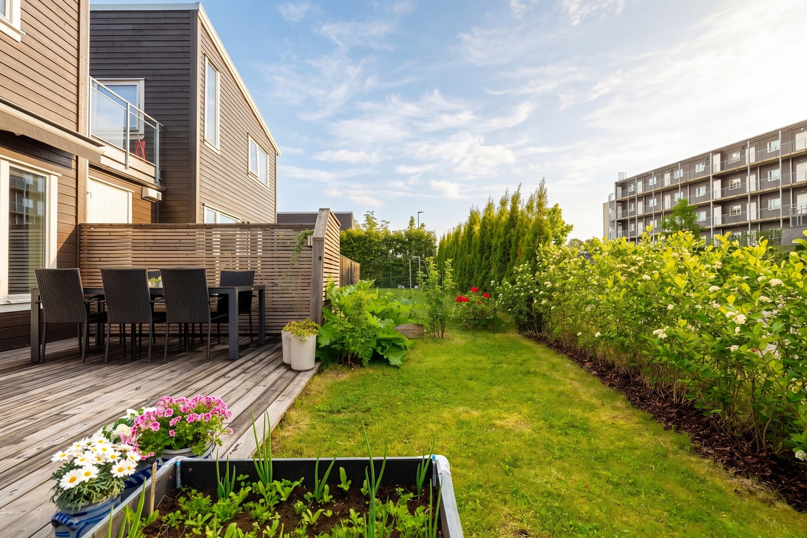 Levegger på begge sider, kombinert med hekken rundt hagen gir en privat og skjermet uteplass. Galleribilde