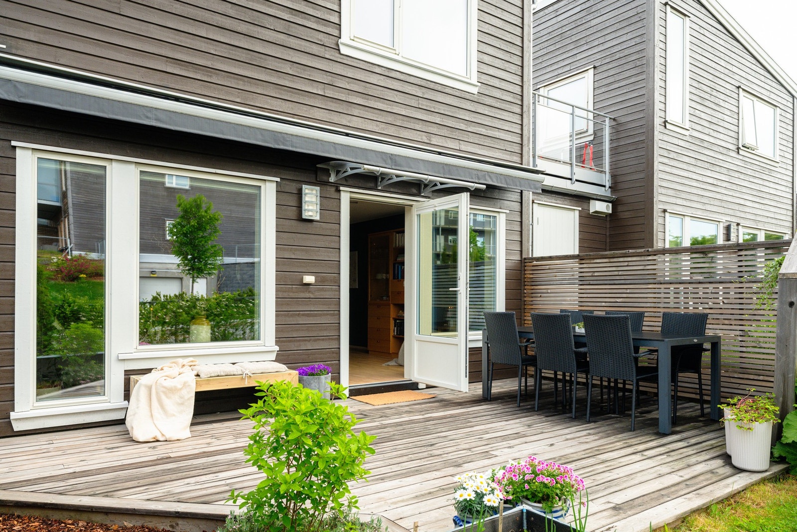 God plass til loungemøbler, spisebord, beplantning, samt grill. Galleribilde