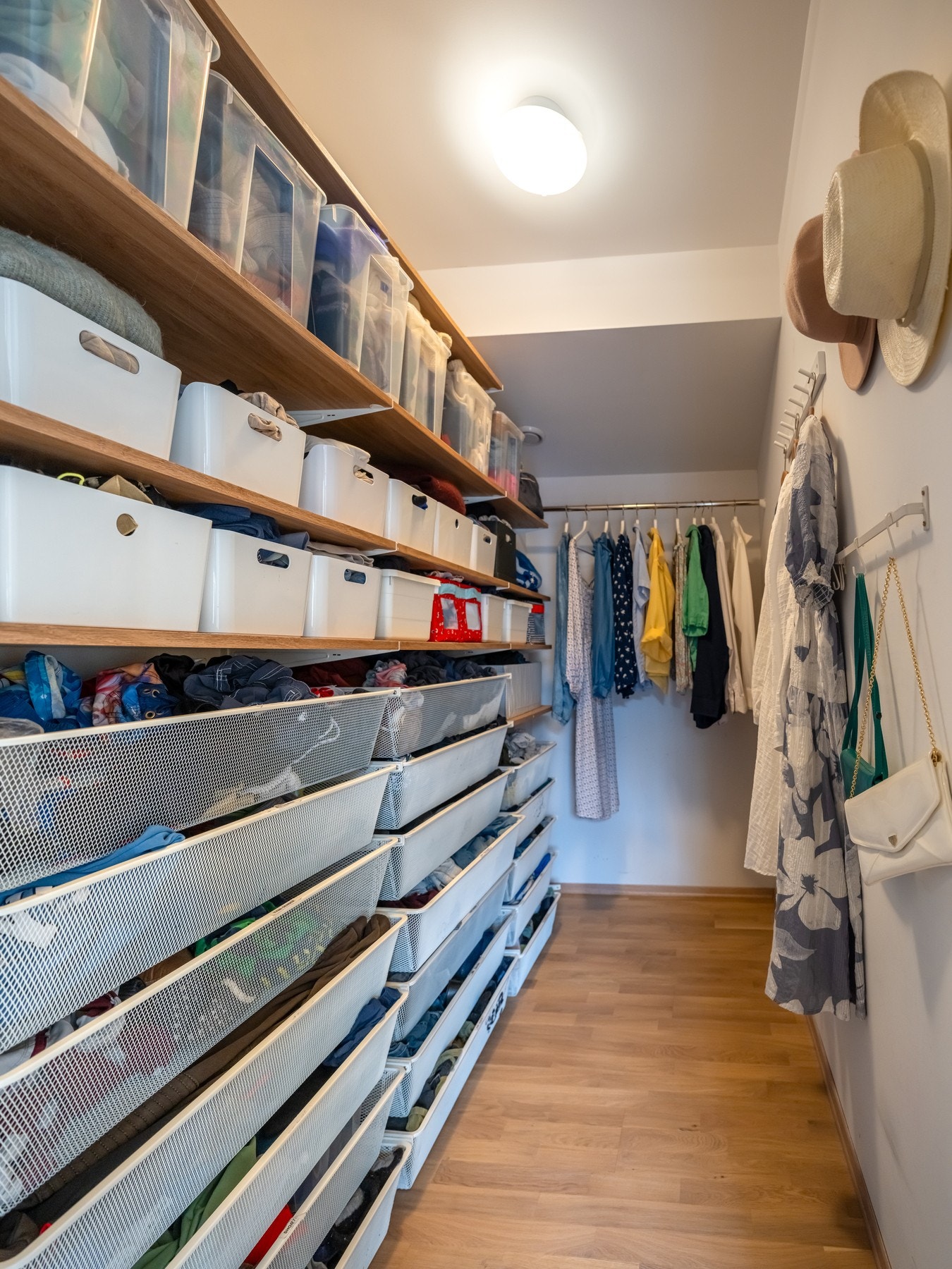 Praktisk walk-in-closet gir godt med lagringsmuligheter. Galleribilde