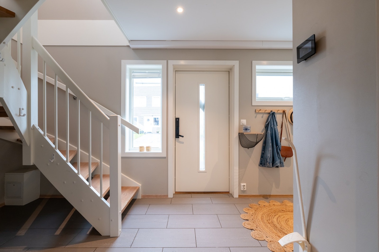 Entréen har god plass til knaggrekke, speil, skostativ og annet. Galleribilde