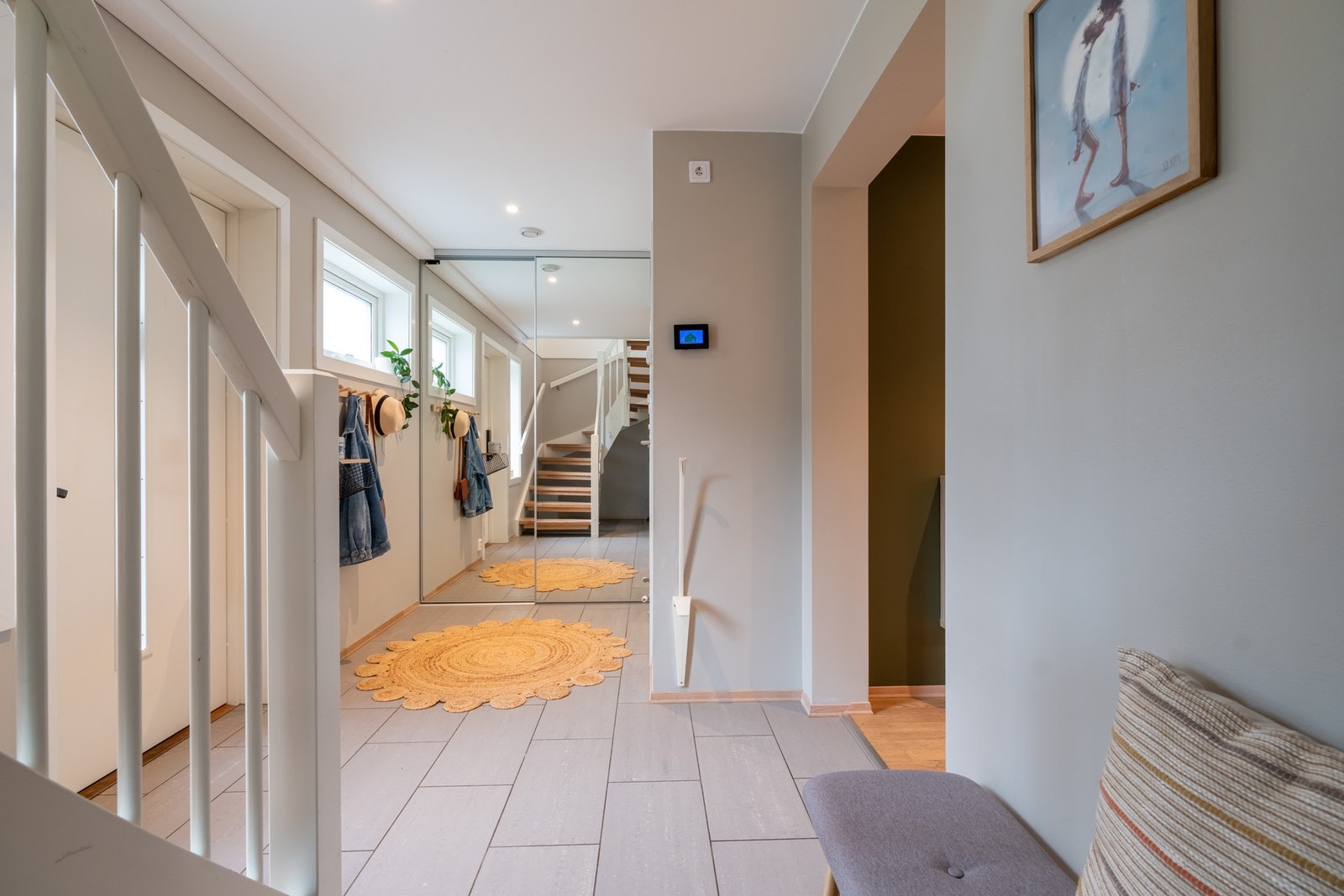 Her er det fliser på gulv og malte overflater. Stor skyvedørsgarderobe i entréen medfølger ved salg og gir godt med oppbevaring. Galleribilde