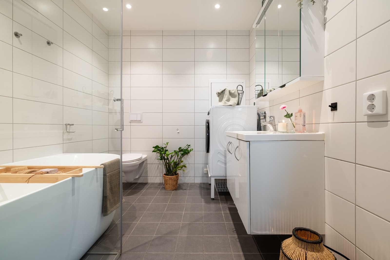 Boligen har to fullverdige bad praktisk plassert i hver sin etasje. Badet har opplegg for vaskemaskin og plass til tørketrommel. Galleribilde