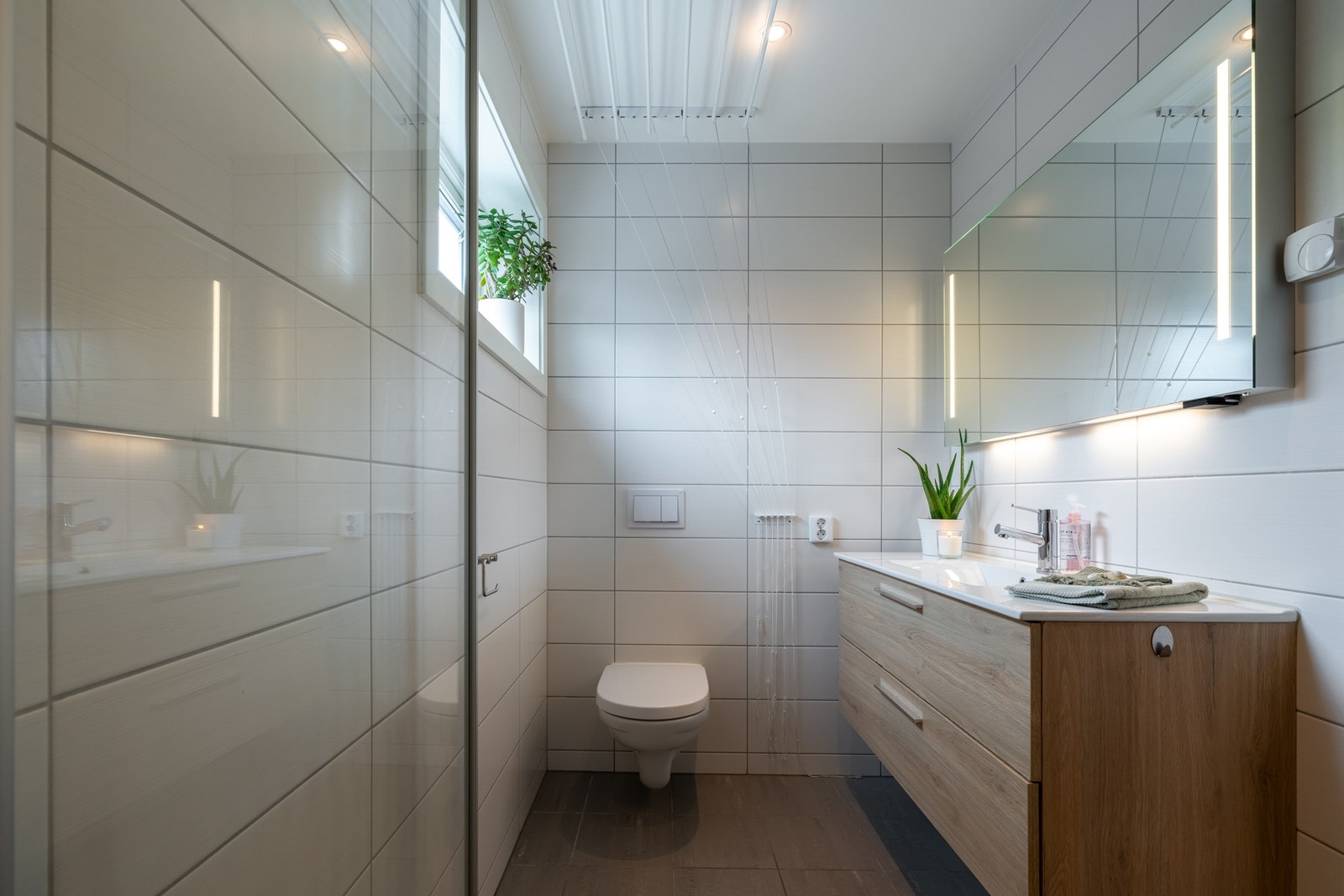 Boligens andre baderom ligger praktisk plassert midt på etasjen. Badet har varme i gulv og downlights i himling. Galleribilde