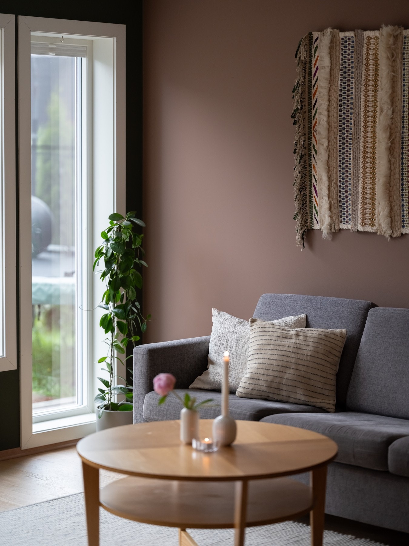 Stuen har god plass til hjørnesofa med tilhørende møblement. Galleribilde