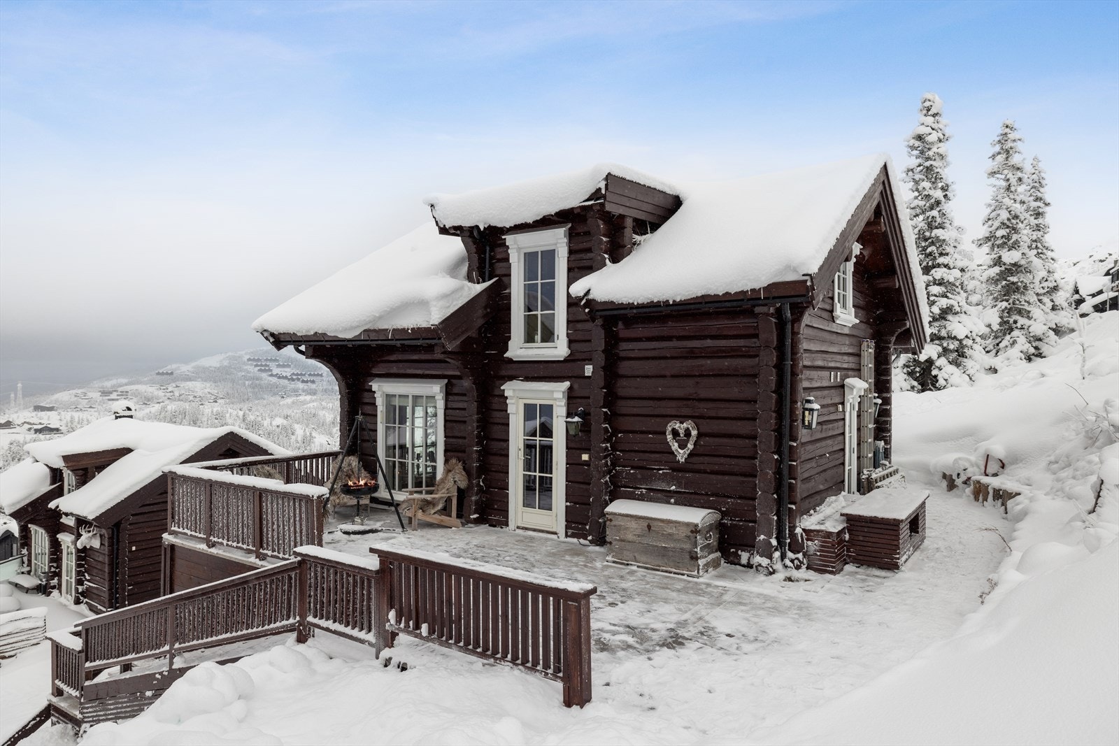 Eksklusiv fritidsbolig med spektakulær utsikt mot fjellheimen og Gaustatoppen. Her bor du med ekte ski inn/ski ut til Gaustablikk skisenter Galleribilde