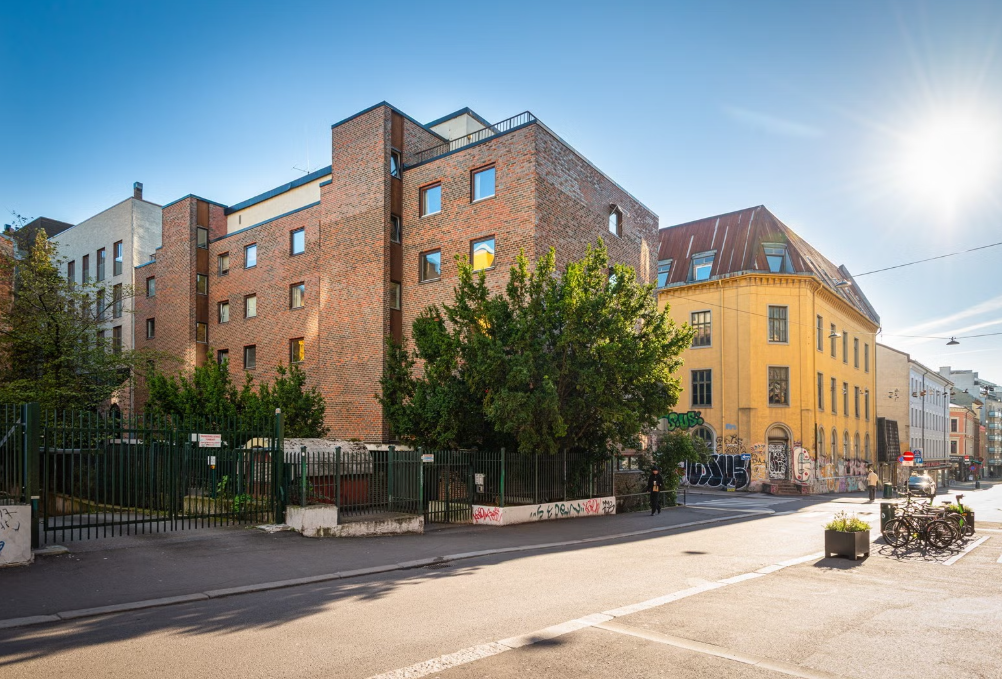 2 stykk leiligheter i dette bygget og 1 stk leilighet 5 minutter unna Galleribilde
