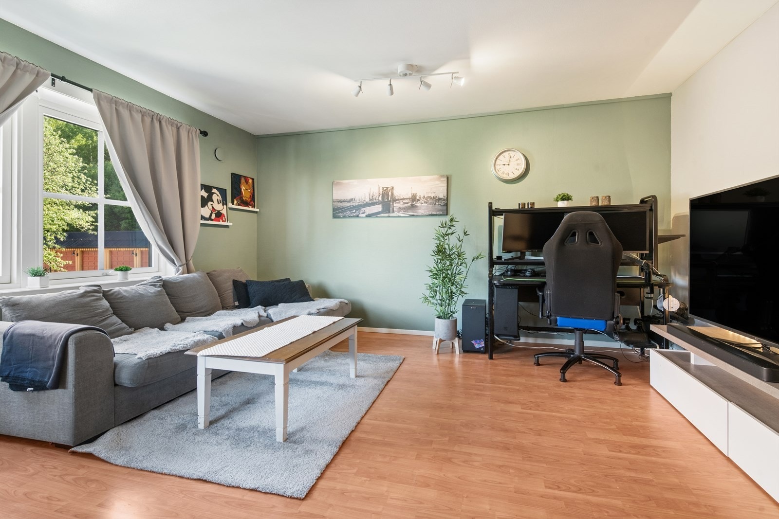 Leiligheten har nye vinduer og terrassedør med 3-lags glass og utvendig aluminiumskledning. Galleribilde